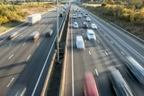 Jak jeździć po autostradzie: unikaj najczęstszych błędów i zagrożeń