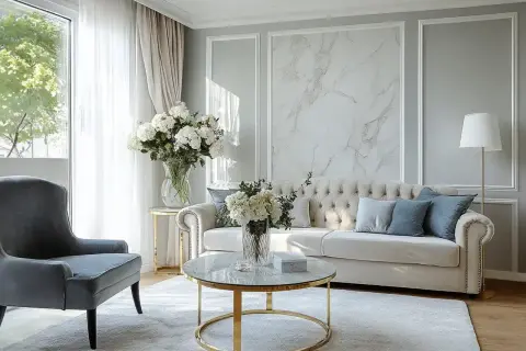 Elegancki salon z sofą i fotelem. Inspiracja na to, jak zrobić ścianę w salonie z efektem marmuru.