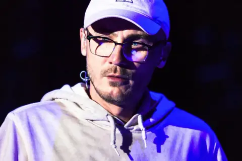 Pezet w białej czapce i okularach, w bluzie z kapturem. Jego plan B to zawsze dobra muzyka.