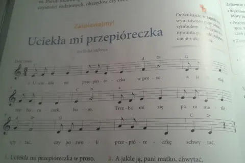 Fragment nut z piosenką "Uciekła mi przepióreczka" z literami i cyframi.