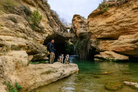 Hombre con dos perros en el Salto del Usero, un lugar idílico para fotos.