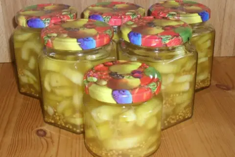 Sechs Gläser mit eingelegten Gurken, bereit für ein leckeres honiggurken rezept.