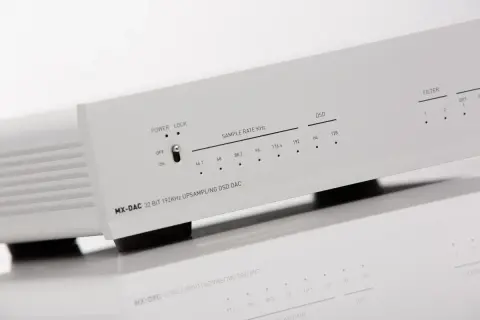 Biały przetwornik cyfrowo-analogowy MX-DAC z funkcją upsamplingu DSD. Pokazuje obsługiwane formaty DSD i częstotliwości próbkowania.
