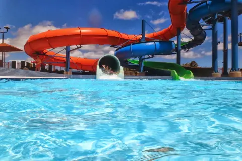 Scivoli colorati e acqua cristallina in un divertente parco acquatico in Puglia. Divertimento assicurato per tutta la famiglia!