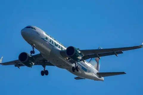 Samolot pasażerski Frontier Airlines z wizerunkiem łosia na ogonie, z wysuniętym podwoziem, przygotowuje się do lądowania. To nie jest ostatnia katastrofa samolotu pasażerskiego.