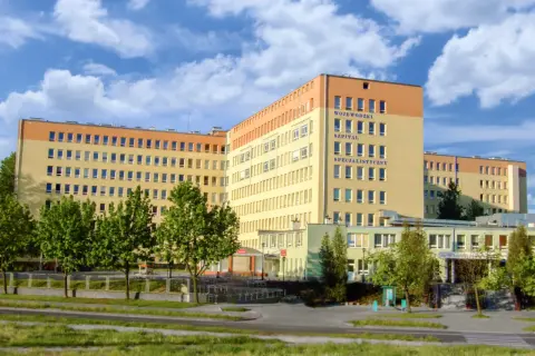 Szpital Wojewódzki Specjalistyczny w Olsztynie z niebieskim niebem i chmurami.