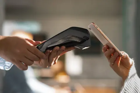 Jak płacić iPhone zbliżeniowo? Proste kroki, aby uniknąć problemów
