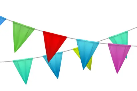 Guirlandes colorées pour un texte invitation auberge espagnole. Des fanions joyeux pour annoncer la fête !