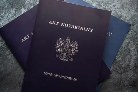 Akt notarialny z godłem Polski. Dokumenty prawne, takie jak umowa przyrzeczona, czekają na podpis.