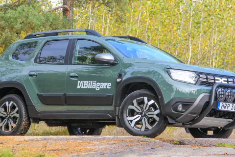 Grön Dacia Duster med extraljus och texten "ViBilägare" på sidan. Kanske ett problem med att hitta parkering?
