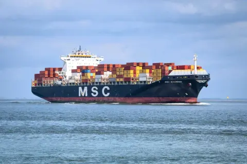 La nave portacontainer MSC Maureen solca le acque, un esempio della movimentazione globale che definisce la posizione navi mediterraneo.