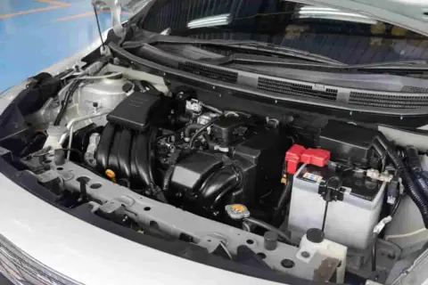 Moteur d'une voiture argentée. Pour savoir où trouver le code moteur sur carte grise, il faut consulter le document officiel du véhicule.
