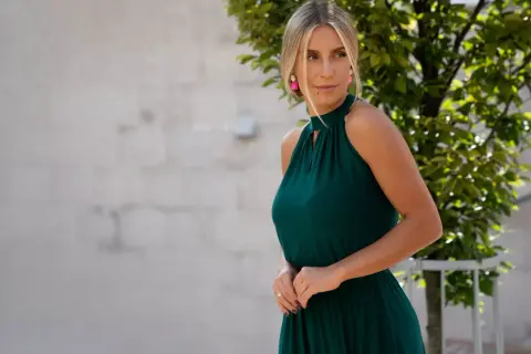 Elegancka, ciemnozielona sukienka, idealna na specjalne okazje. Jaki kolor sukienki na komunie? Ta z pewnością będzie trafionym wyborem.