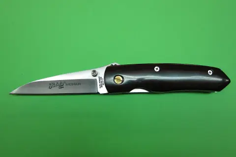 Navaja Herbertz con mango oscuro y hoja de acero pulido, lista para cualquier tarea.