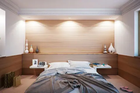 Ideas para distribuir un dormitorio de matrimonio: cama central, mesitas flotantes, nicho con Buda y decoración minimalista.