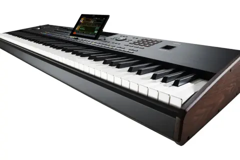 Czarny keyboard marki Korg, japońskiego producenta instrumentów muzycznych, z drewnianymi bokami i dotykowym ekranem.