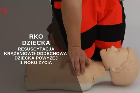 Ćwiczenie resuscytacji krążeniowo oddechowej na fantomie dziecka. RKO to kluczowa umiejętność ratująca życie.