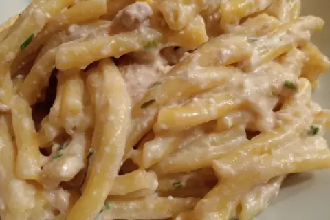 Pyszne strozzapreti co to za makaron? Kremowy sos, kawałki mięsa i zielenina.