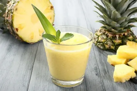 Koktajl z ananasa i banana, który wspiera odchudzanie i sen
