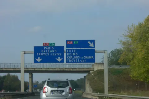 Panneau de signalisation sur l'autoroute A26 indiquant Paris, Orléans, Troyes-Centre et Lille, Reims, Châlons-en-Champagne, Troyes-Est.