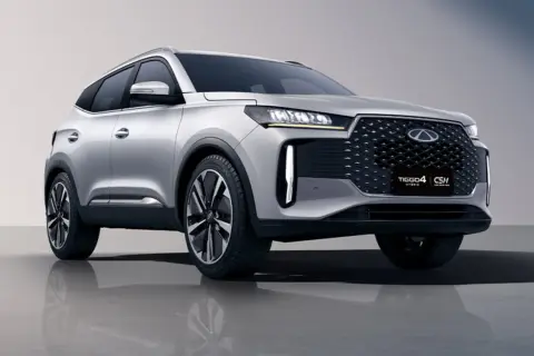 Srebrny Chery Tiggo 4 Hybrid, nowoczesny SUV z charakterystycznym grillem. Sprawdź jego cenę i możliwości.