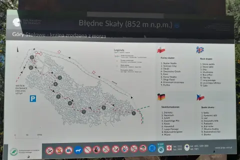 Mapa turystyczna Błędnych Skał z zaznaczoną trasą i formami skalnymi.
