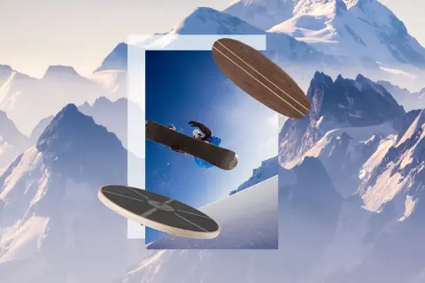 Snowboarder in der Luft, daneben ein Wackelbrett Testsieger und ein Holzbrett vor Bergkulisse.