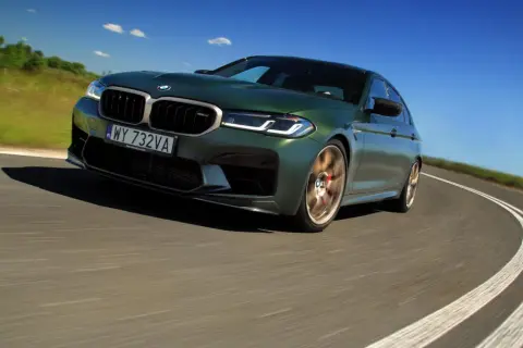 BMW M5 CS – potężne osiągi, które zadziwiają każdego kierowcę