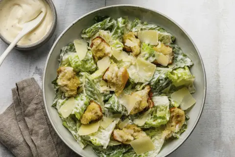 En härlig caesarsallad med krispig romansallad, krutonger och parmesan. Perfekt som en del av ett caesarsallad recept.