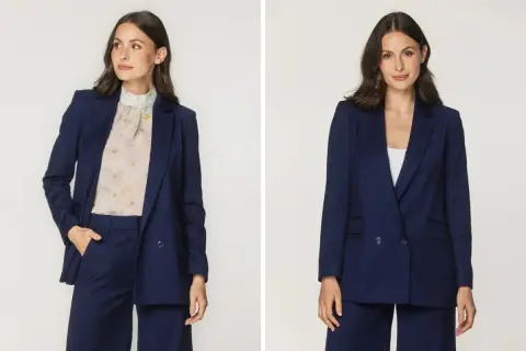 Elegancka kobieta w granatowym żakiecie i wzorzystej bluzce pod żakiet. Po prawej w białym topie.