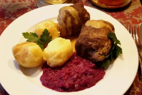 Deftige Rouladen mit Klößen und Rotkohl, ein klassisches rouladen rezept.