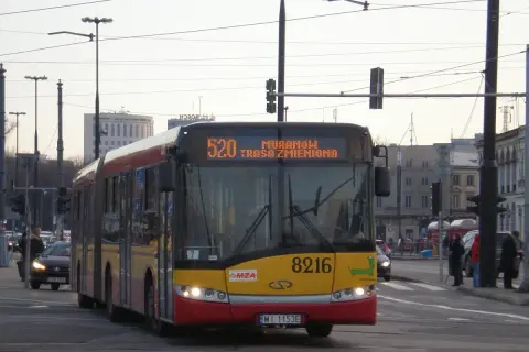 Autobus linii 520 w Warszawie, z informacją "Trasa zmieniona" na wyświetlaczu. Pojazd zbliża się do skrzyżowania.