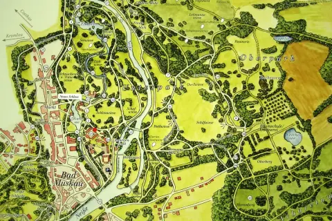 Mapa Parku Mużakowskiego z zaznaczonymi drogami, budynkami i elementami krajobrazu.