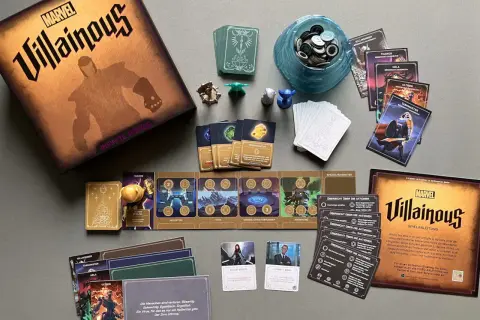 Marvel Villainous Spielmaterial: Thanos-Spielbrett, Karten, Figuren und die Spielanleitung. Ein bösewicht Spiel beginnt!