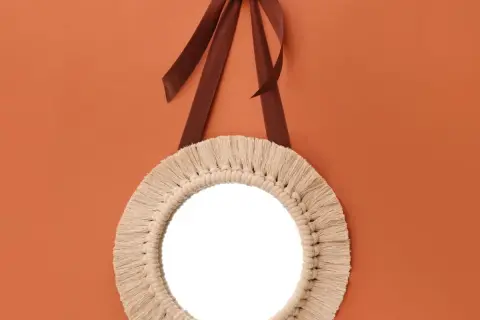 Jak ozdobić lustro sznurkiem jutowym? Stwórz ramę boho DIY!