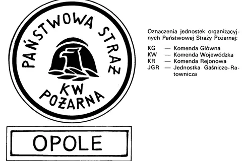 Pieczęć Państwowej Straży Pożarnej z godłem orła i napisem "KW POŻARNA", poniżej tabliczka z napisem "OPOLE". Symbolizuje to dystynkcję i przynależność do służby.
