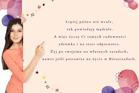Uśmiechnięta kobieta prezentuje nieoklepane życzenia imieninowe: zdrowia, odporności na stres i życia po swojemu, nawet w Bieszczadach.