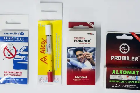 Cztery opakowania jednorazowych alkomatów: everActive, Alco%, Trzeźwy Poranek, Promiler.