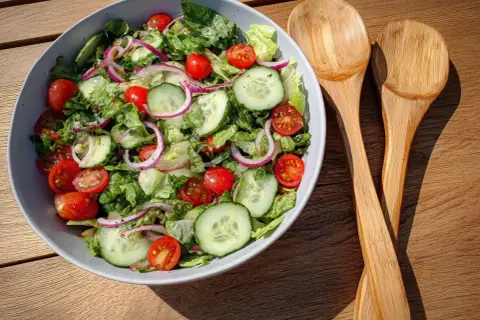 En fräsch sallad med krispig sallad, tomater, gurka och rödlök. Perfekt som tillbehör till grillmaten, en härlig vattenmelon sallad.