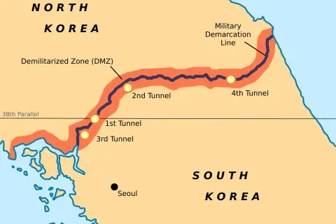 Mapa ukazuje strefę zdemilitaryzowaną Korei, zaznaczoną na pomarańczowo, z zaznaczonymi tunelami i linią demarkacyjną.
