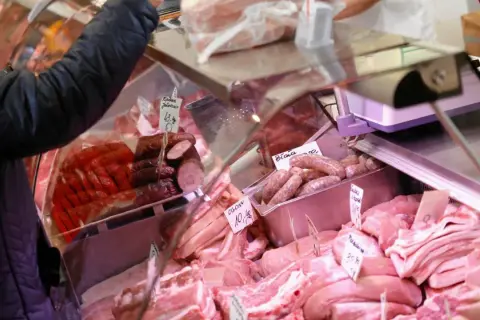 Wybieram mięso w sklepie. Zastanawiam się, jakie mięso ma najwięcej białka, przeglądając bogaty wybór wędlin i kawałków mięsa.