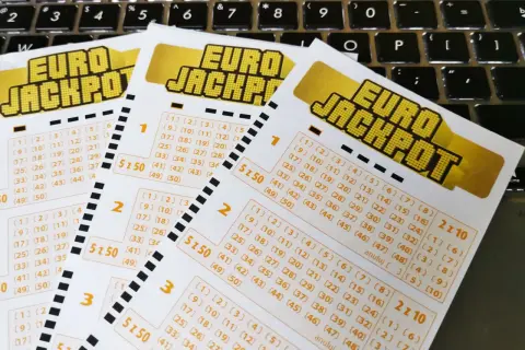 Kupony Eurojackpot leżą na klawiaturze. Zastanawiasz się, eurojackpot jak wygrać? Może te liczby przyniosą Ci szczęście!