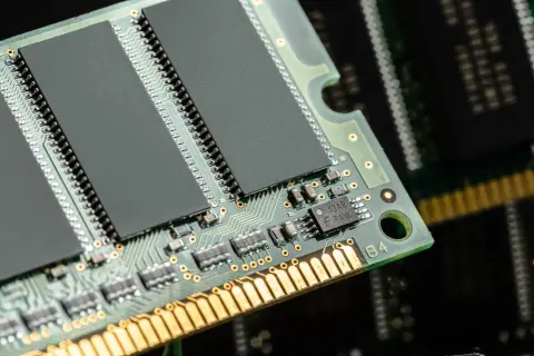 Ranking pamięci RAM DDR4: Jak wybrać najlepsze moduły do PC?