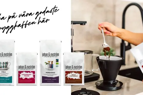 Johan & Nyström bryggkaffe i olika smaker. En hand mäter upp kaffe, perfekt för att veta hur många skopor kaffe till 4 koppar.