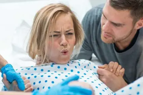 Jak przeć w czasie porodu: 8 skutecznych technik dla mam