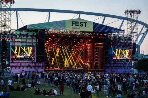 Ogromna scena festiwalowa, tłumy fanów, światła i muzyka. Stromae koncerty to zawsze niezapomniane widowisko.