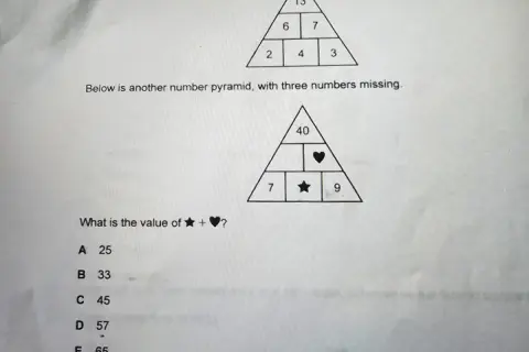 Piramidy matematyczne: jedna z brakującymi liczbami, druga z symbolem serca i gwiazdy. Oblicz sumę gwiazdy i serca.