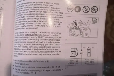 Ilustracja przedstawia schemat mieszania paliwa i oleju do silnika dwusuwowego, z ikonami i tabelą proporcji.