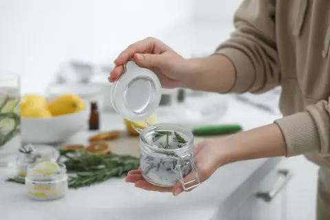 Świeca ogrodowa DIY: Stwórz magię na tarasie i odstrasz komary!