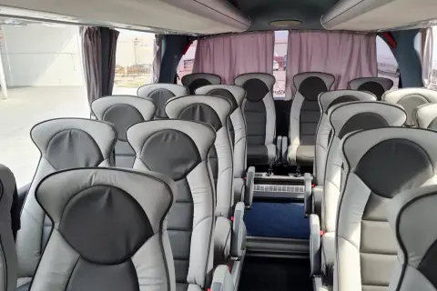 Wygodne fotele w autokarze, gotowe na podróż z Tbilisi do Kutaisi.